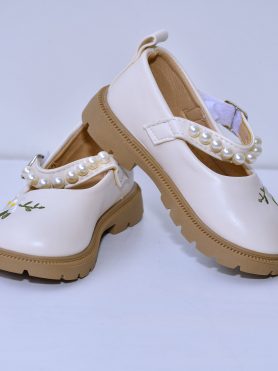 Beige Patent Leather Kids' Shoes with Pearl Strap and Floral Detail